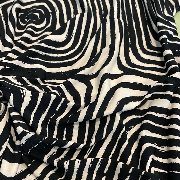 Dressbarn tee shirt style wrap dress in the mod swirl print you will love! Sz 16 - Picture 7 of 12